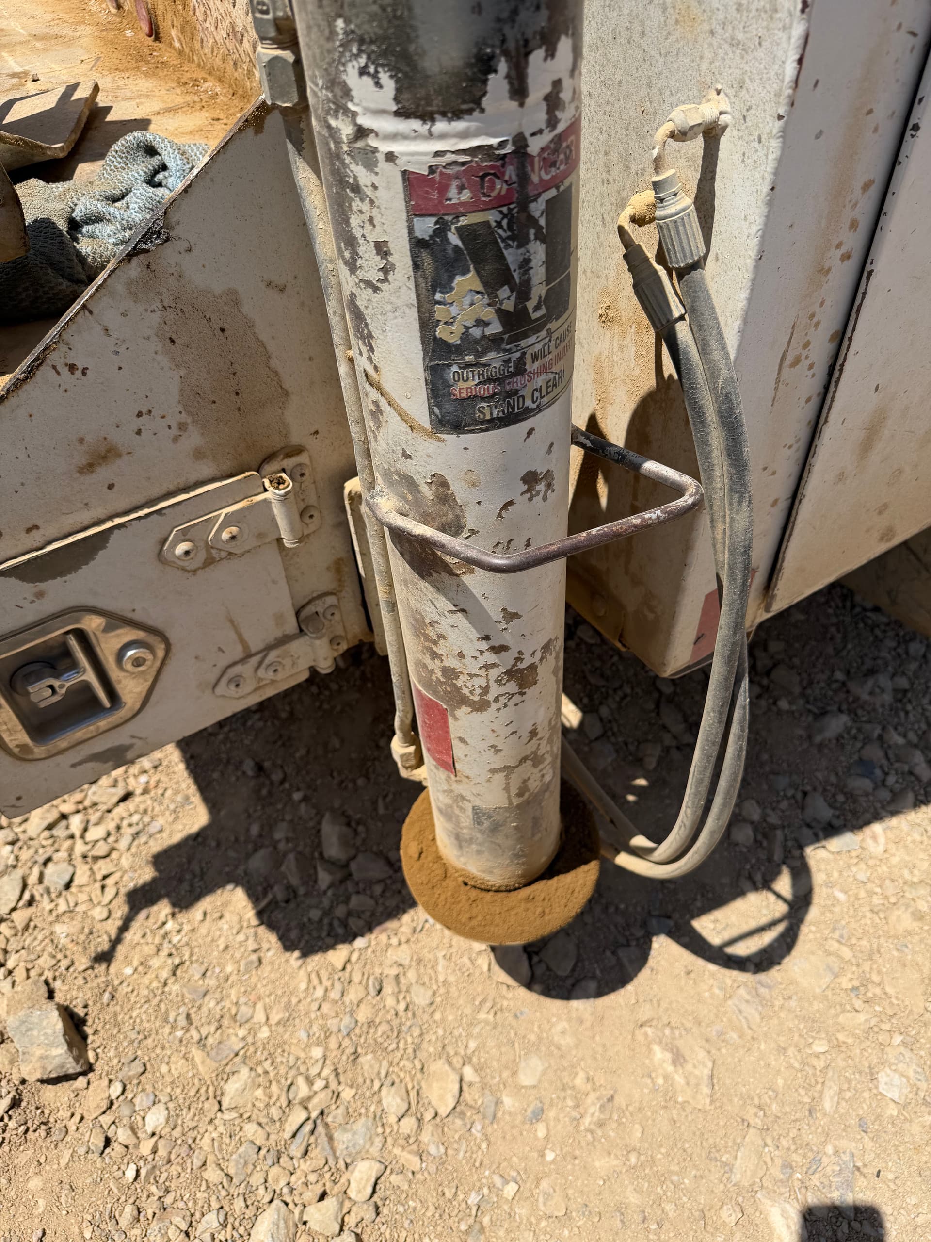 Gallery photos for Crane Truck Service - Outriggers, Hoses, Lift Cylinder, and Hook Latch: Image #1
