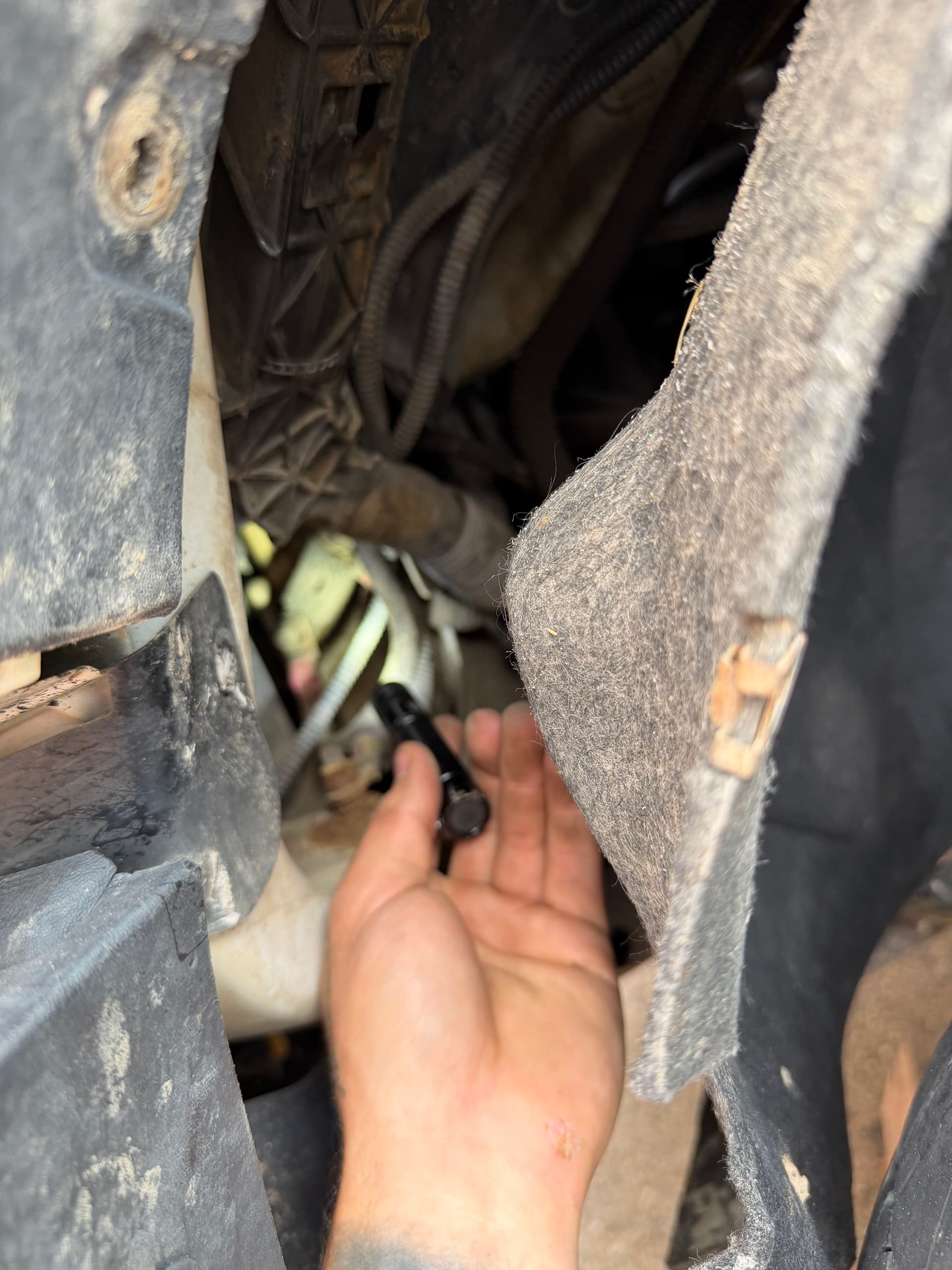 Gallery photos for Crane No-Operation Fault Traced to a Loose Fuse Terminal and Low Wire: Image #2